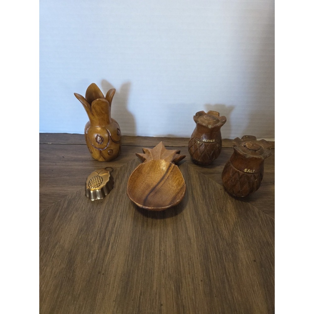 Hand-Carved Wooden Pineapple Salt & Pepper Shakers, decor, vintage, Spoon rest